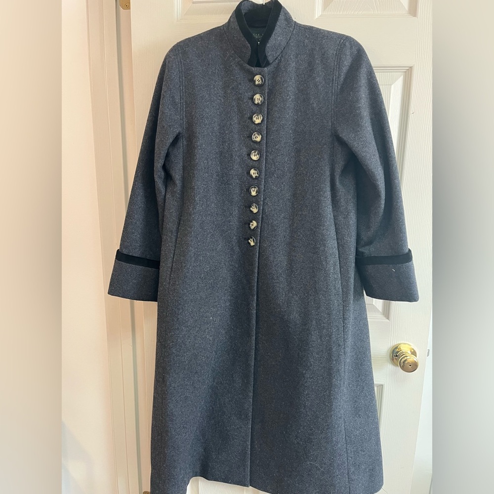 Harvé Benard coat. Lined, wool/ lama blend. 2 pockets. Velvet trim. EUC. Size 6P
